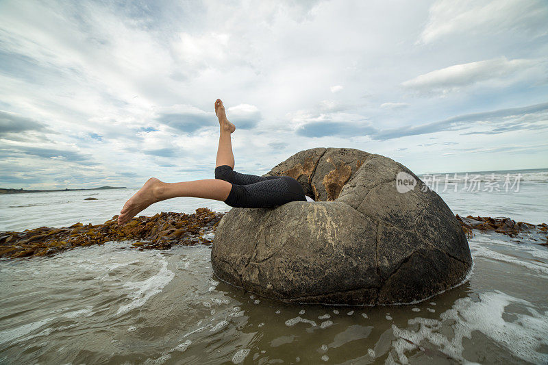 在新西兰Moeraki Boulders，一名妇女被困在圆石中。